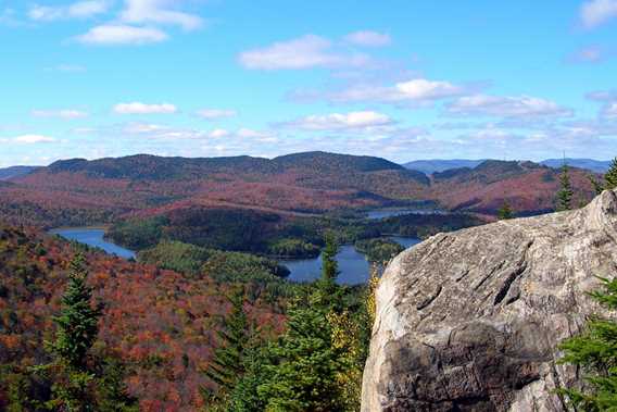 La vue totale au sommet du Mont Ouareau 