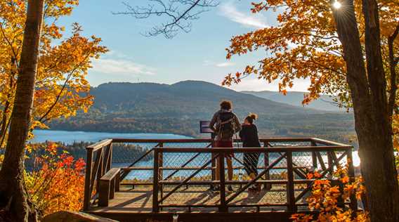 Un couple au sommet du sentier Mont-Sourire