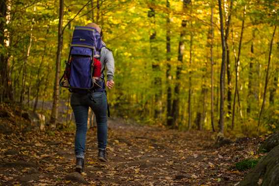 Une mère qui fait une randonnée avec son enfant dans le sentier Mont-Sourire