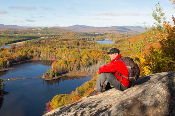 Un homme au sommet du sentier Mont-Sourire