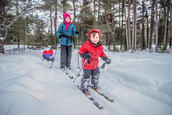 Famille qui fait du ski de fond à Chalets Lanaudière