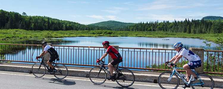 Faire du vélo avec des amis dans Lanaudière