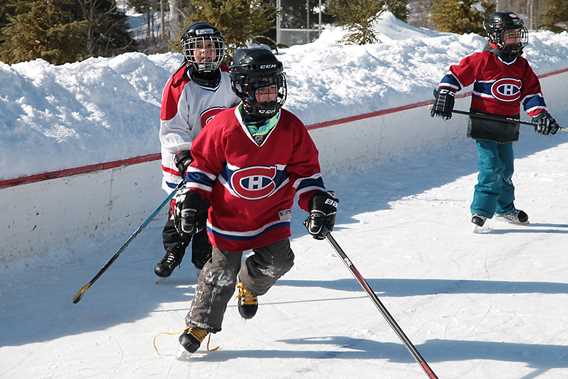 Playing ice hockey at Saint-Donat