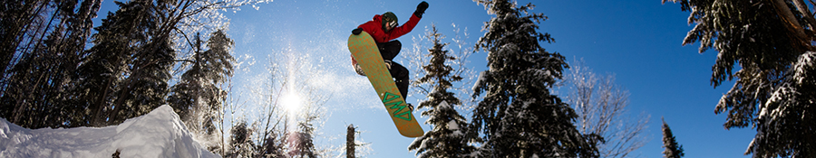 Man downhill skiing at Centre de ski La Réserve