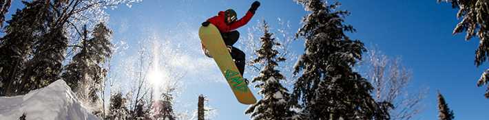 Homme qui fait du ski alpin au Centre de ski La Réserve