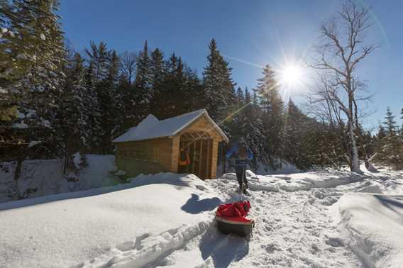 Go snowshoeing with the family at the Regional Park Chute-à-Bull