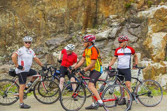 Faire du vélo avec des amis dans Lanaudière