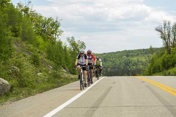 Faire du vélo avec des amis dans Lanaudière