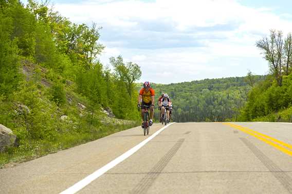 Faire du vélo avec des amis dans Lanaudière