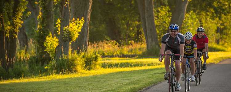 Ride a bike with friends at Berthier and its islands