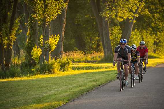 Ride a bike with friends at Berthier and its islands