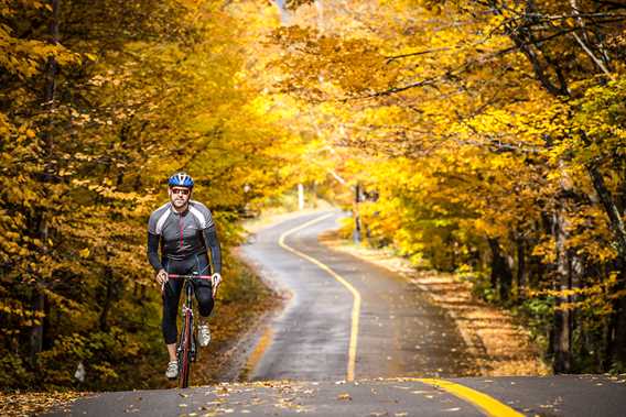 Go around the two lakes in Saint-Donat by bike