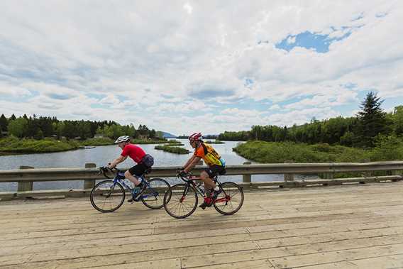 Go around the two lakes in Saint-Donat by bike