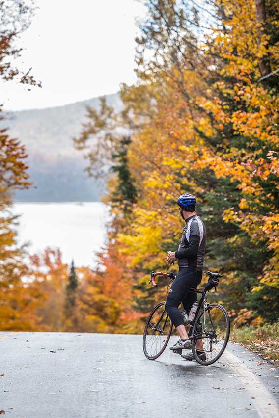 Go around the two lakes in Saint-Donat by bike