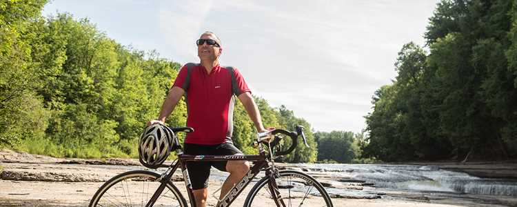 Randonnée cycliste à travers villes et campagne 