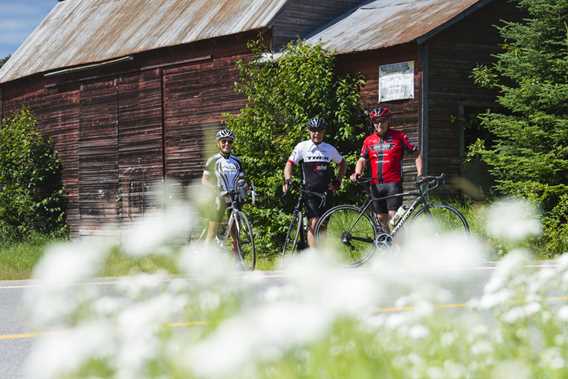 Go around the two lakes in Saint-Donat by bike