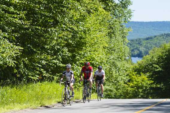 Faire le tour des deux lacs à Saint-Donat en vélo