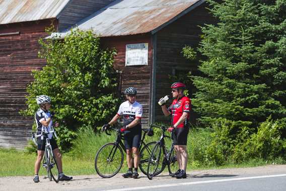 Go around the two lakes in Saint-Donat by bike