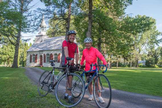 Faire du vélo sur le Chemin du Roy et visiter la Chapelle des Cuthbert