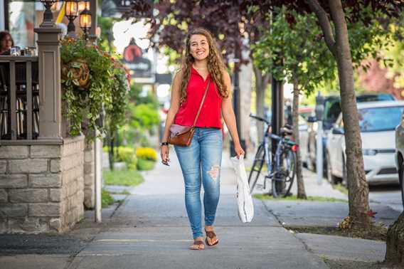Fille qui marche dans le Centre-ville de Joliette