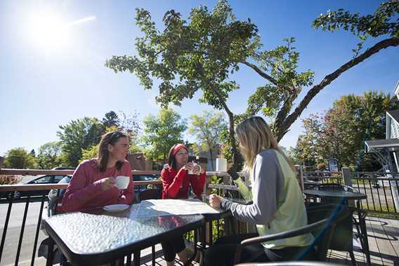 Prendre un café sur une terrasse entre amis à Saint-Donat