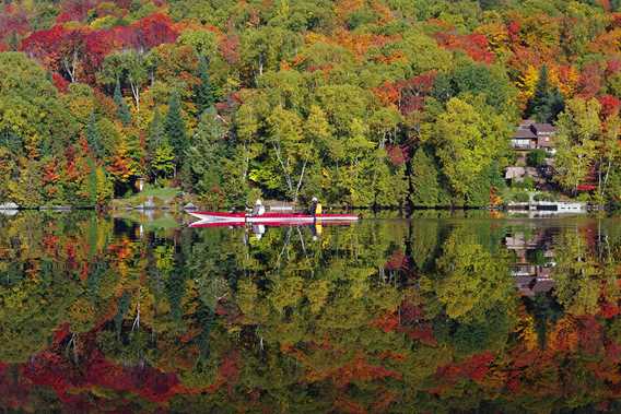 Kayaking during fall at Saint-Donat