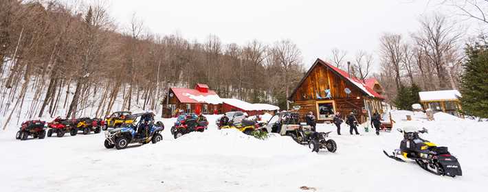 Faire de la motoneige à l'Auberge Rond