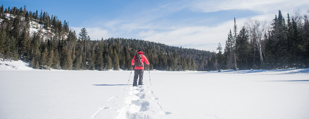 Man snowshoeing in Lanaudière
