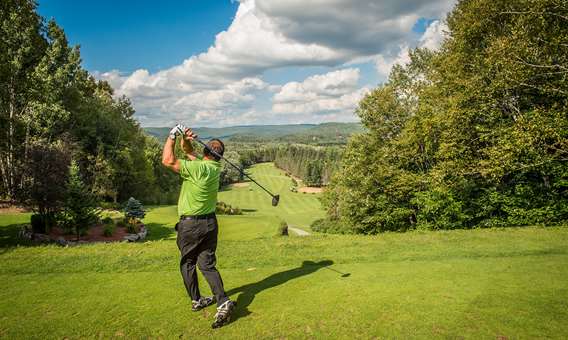 Man playing golf in Lanaudière