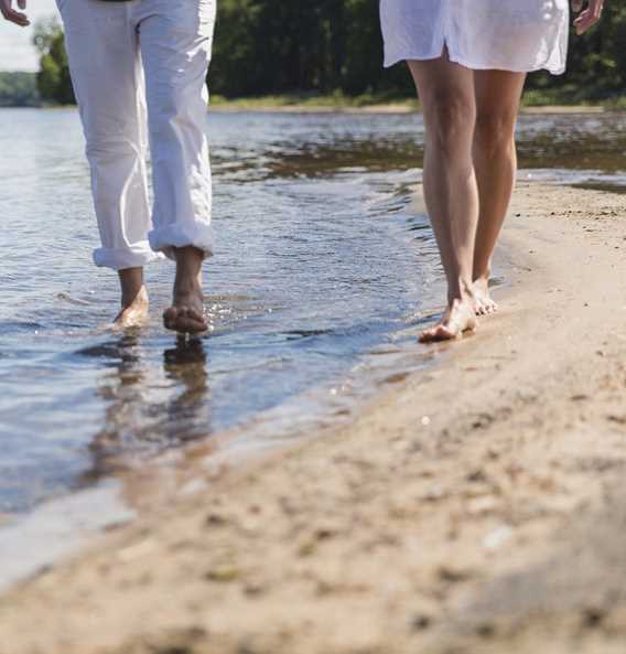 Un couple se promenant côte à côte sur la plage 