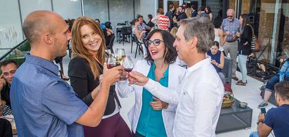 Groupe d'amis prenant un verre sur la terrasse du Musée d'art de Joliette