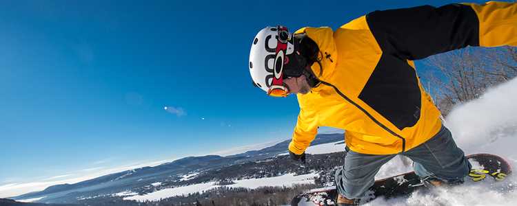 Homme faisant de la planche à neige au Ski Garceau