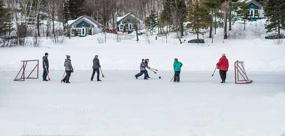 Personnes jouant au ballon-balai l'hiver au Havre Familial