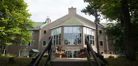 Extérieur de l'Auberge de la Montagne Coupée
