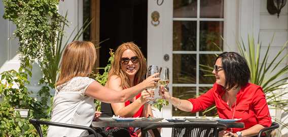 Trois femmes qui boivent sur une terrasse à Joliette