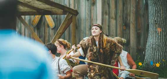 Comédienne jouant coureur des bois