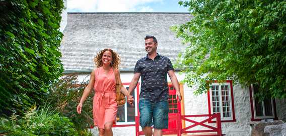 Couple marchant devant la Maison Bélisle 