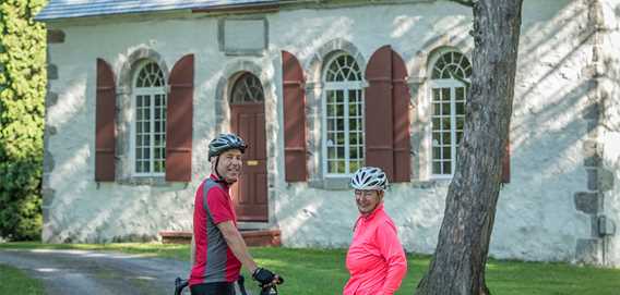 Cyclistes devant la Chapelle des Cuthbert
