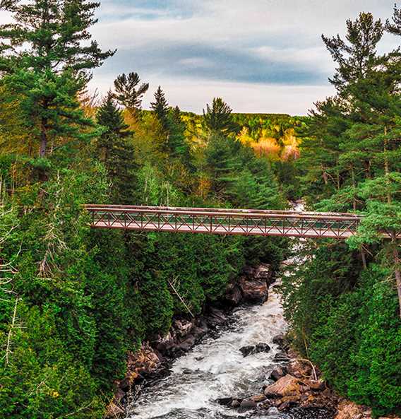 Pont au Parc régional des chutes Monte-à-Peine-et-des-Dalles