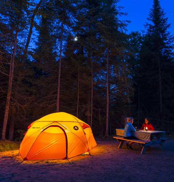 2 personnes en camping